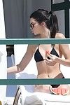 Kendall Jenner melancia Lanche no Compacto negro biquini