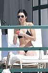 Kendall Jenner la sandía Merienda en Compacto de ébano Bikini