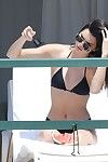 Kendall Jenner Anguria Snack in Compatto d'ebano bikini