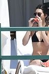 Kendall Jenner melancia Lanche no Compacto negro biquini