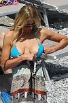 Bretagne Daniel Feucht boob button slither in ein Diminutiv BLAU Bikini