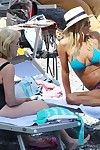 Brittany Daniel nemli göğüs düğme kaymak içinde bir küçücük MAVİ Bikini
