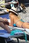 Bretagne Daniel Feucht boob button slither in ein Diminutiv BLAU Bikini