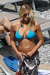 Brittany Daniel ướt ngốc button trợt trong một diminutive màu xanh bikini