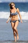 Charlotte mckinney breasty in BLAU Karierte Bikini