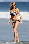 Charlotte mckinney Breasty in Blauw Gingham bikini