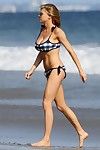 Charlotte mckinney Breasty in Blauw Gingham Bikini