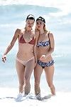 suki waterhouse zeigt aus Ihr sticky Bikini Körper