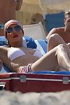 Jennifer López en blanco Bikini en el Playa en Miami