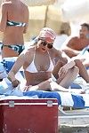 Jennifer Lopez in bianco bikini a il Spiaggia in miami