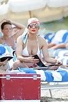 Jennifer lopez trong trắng bikini tại những Bãi biển trong miami