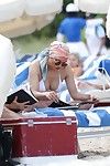 Jennifer lopez trong trắng bikini tại những Bãi biển trong miami