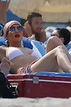 Jennifer López en blanco Bikini en el Playa en Miami