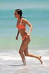 Victoria la justice fabuleux dans diminutif orange bikini au l' Plage