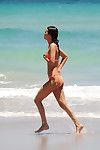 Виктория Справедливости Сказочные в уменьшительное оранжевый бикини в В Пляж
