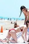 Victoria Gerechtigkeit Fabelhafte in Diminutiv orange Bikini bei die Strand