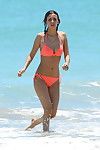 Victoria Gerechtigkeit Fabelhafte in Diminutiv orange Bikini bei die Strand