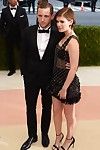 Kate Mara sieht verschwitzt in Braun sheer Kleine Anzug