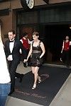 Kate Mara görünüyor terli içinde kahverengi sırf Küçük Takım elbise