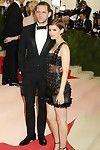 Kate Mara sieht verschwitzt in Braun sheer Kleine Anzug