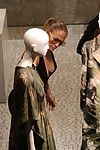 Jennifer Lopez zeigt Ihr Mammut mambos in ein Kurz dunkle Kostüm