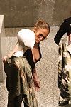 Jennifer Lopez laat haar mammoet mambos in een Korte swarthy kostuum