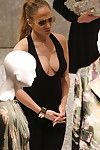 Jennifer Lopez 示 彼女の マンモス mambos に a 短 Swarthy 衣装