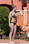 Gemma atkinson Titsy in bloemen bikini zwembad