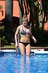 Gemma phat - Titsy trong hoa Bikini poolside