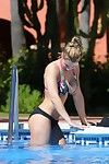 Gemma atkinson Titsy dans floral bikini au bord de la piscine