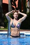 Gemma atkinson titsy en floral Bikini junto a la piscina