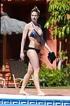 Gemma atkinson Titsy in bloemen bikini zwembad
