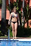 Gemma atkinson titsy en floral Bikini junto a la piscina