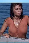 Legendary Italian lass Sophia Loren shows off her curves.