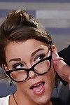 आकर्षक Titsy अंधेरे बाल पेटा जेन्सेन बह एक अनम्य रॉड में चश्मा