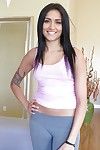 Smiley Lalin Ragazza in Yoga G string rivelando Il suo beni su cam