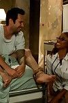 Непристойные Медсестра получает ganbanged :по: 5 пациентов в В ясновидца ward!