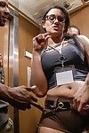 komic кон Пизда достигает шикарная вниз в Лифт большие tits!