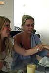 Mamá y hermana facilitar nerd novia beneficios de su 1st saborear de Un palo