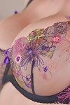 Tatuado MILF Stacey Saran Intermitente calvo Vagina la parte inferior Testigo thru la ropa interior