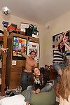 Üniversite teslim Yurt oda aşırı görüntüleri algıladıkları Üniversite wazoo elde dövülerek Üzerinde canlı kamera