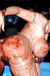breasty 섹시한중년여성 인형 크리스탈 Gunns 나고 카우걸 옷 에 disrobe 클럽