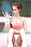 Aantrekkelijk euro prinses Antonia Sainz vinger roken twat op tennis hof