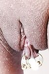 девиантное Европейский женщина леди Сара Позирует в nippleless сиськи прикатывающую и манжеты