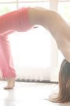 Topless jong in Yoga G string akte backbend