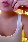 oriental cutie adquiere sexy en webcam en el mismo tiempo como Intermitente su bazucas