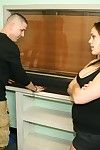 Katie Cummings riceve un appendere su cazzo si masturba