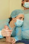 соблазнительный куклы в Медсестра униформа мастурбирует а колоссальная пенис