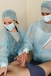 verleidelijk poppen in Verpleegkundige uniformen masturberen een kolossale penis