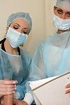 verleidelijk poppen in Verpleegkundige uniformen masturberen een kolossale penis